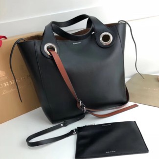 버버리 라지 가죽 그로밋 디테일 토트 40783731 블랙